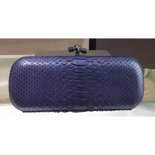 Bottega Veneta Clutch de cuero con nudo de serpiente 8651K