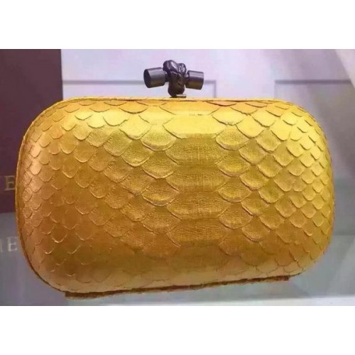 Bottega Veneta Clutch de piel de serpiente con nudo BV8653 Dorado
