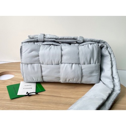 Bottega Veneta nailon 591977 gris claro