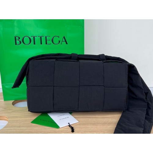 Bottega Veneta bolso de hombro de nylon 591977 negro y verde