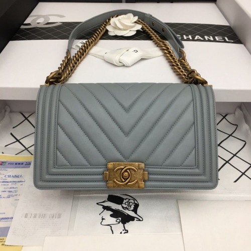 Boy Chanel Flap Bag Original Chevron Cuero Gris A67086V Bronce Hebilla