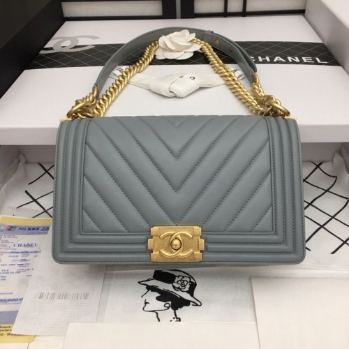 Boy Chanel Flap Bag Original Chevron Cuero Gris A67086V Frosted Golden Hebilla