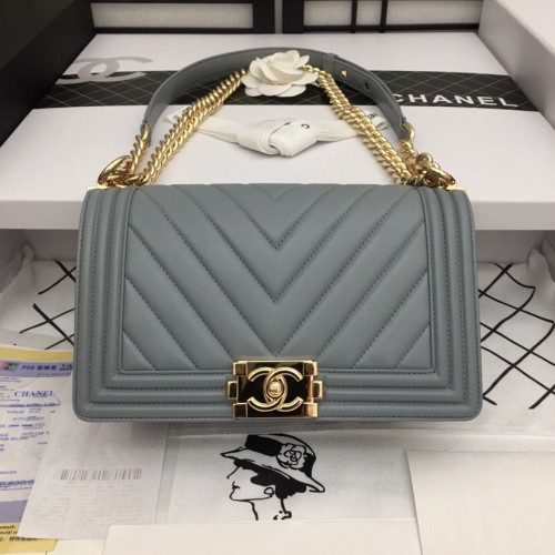 Bolso Boy Chanel Flap Original Chevron Cuero Gris A67086V Hebilla Dorada
