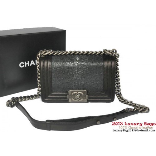 Bolso de hombro Boy Chanel Flap en Original Galuchat A66231 Negro