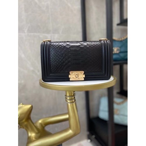 Bolso de hombro con solapa Boy Chanel original piel de serpiente AS67086 metal dorado negro