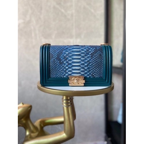 Bolso de hombro Boy Chanel Flap original piel de serpiente AS67086 azul
