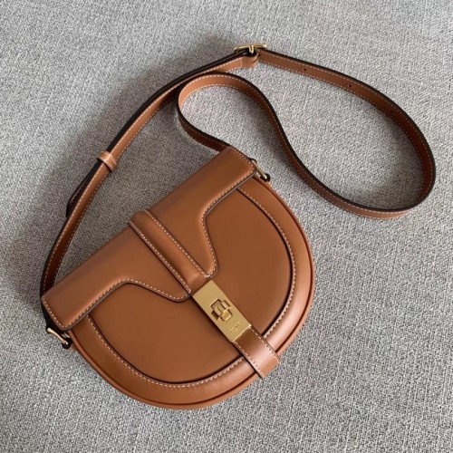 BOLSO BANDOLERA CELINE PEQUEÑO BESACE 16 DE BECERRO SATINADO 188013 TAN
