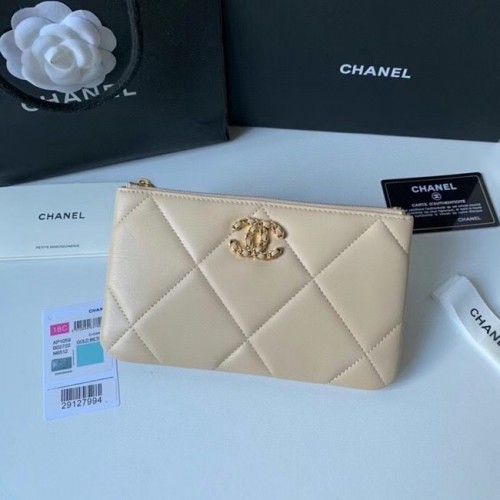 CHANEL 19 Piel de oveja Original Leather Carry on bag AP1059 crema