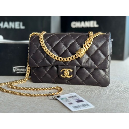 BOLSO CON SOLAPA CHANEL Piel de cordero metal dorado AS3393 negro