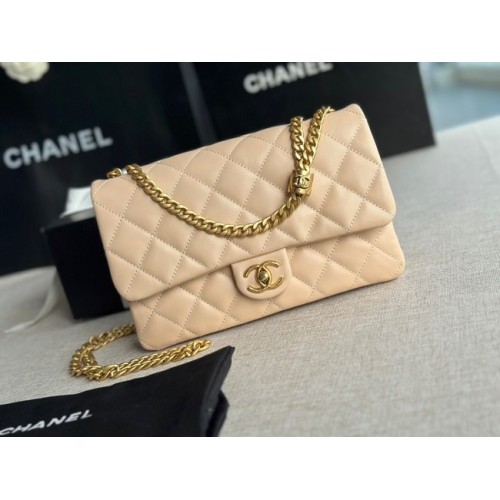 BOLSO CON SOLAPA CHANEL Piel de cordero Metal dorado AS3609 albaricoque