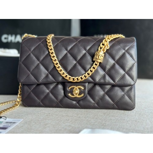 BOLSO CON SOLAPA CHANEL Piel de cordero metal dorado AS3609 negro
