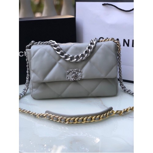 Bolso con solapa 19 de piel de cordero CHANEL AS1160N gris