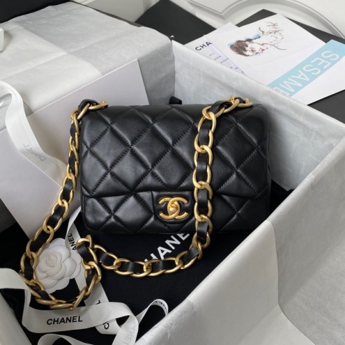 Bolso de hombro con solapa de piel de cordero CHANEL 2022SS negro