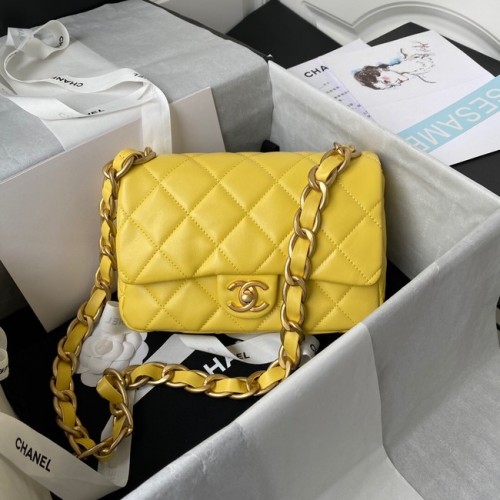 Bolso de hombro con solapa de piel de cordero CHANEL 2022SS amarillo