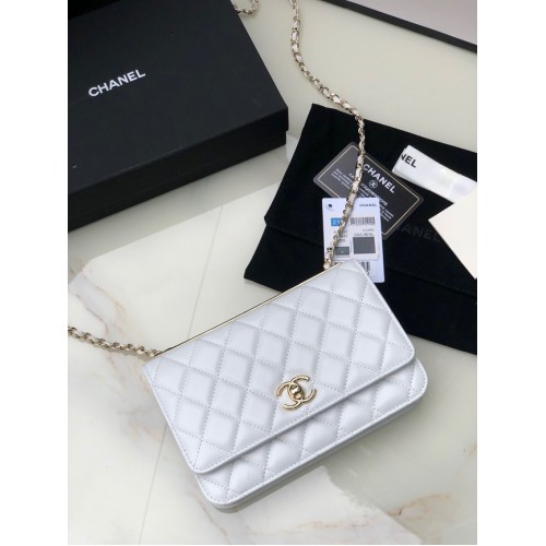CARTERA CON CADENA CHANEL Piel de cordero Metal dorado claro 80892 blanco