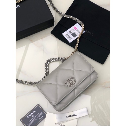 Chanel 19 Cartera clásica de cuero de piel de oveja con cadena AP0957 gris claro-Tono de metal