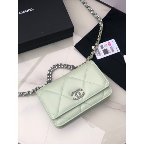 Chanel 19 Cartera clásica de cuero de piel de oveja con cadena AP0957 metal en tono verde plateado claro