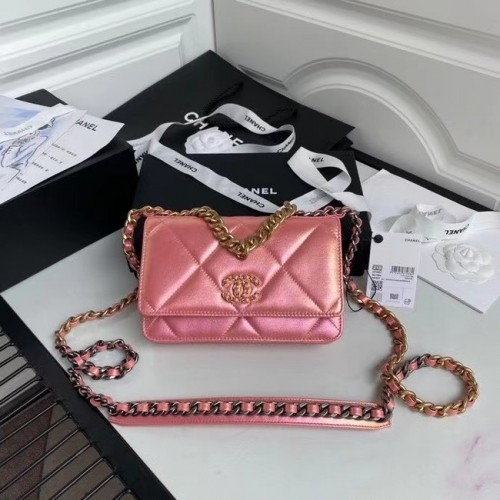 Chanel 19 Cartera con cadena de piel de becerro iridiscente AP0957 rosa