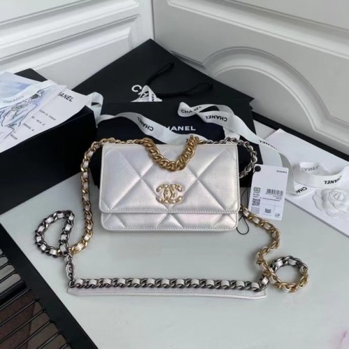 Chanel 19 Cartera con cadena de piel de becerro iridiscente AP0957 blanco