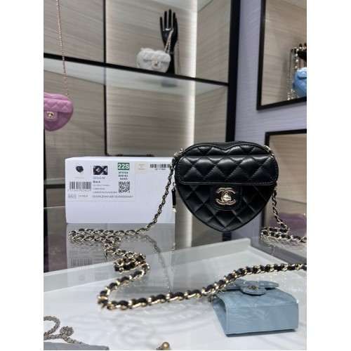 Chanel 2022S Love Heart mini bolso cruzado de piel de cordero con cadena AO2784 negro