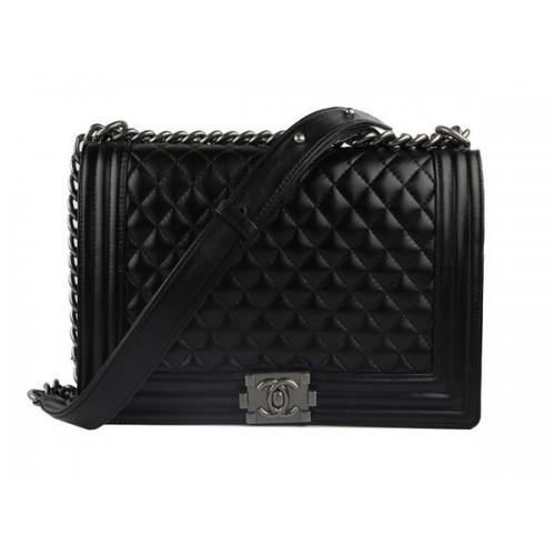 Chanel A67026 Bolso de hombro con solapa Le Boy de piel de cordero negra