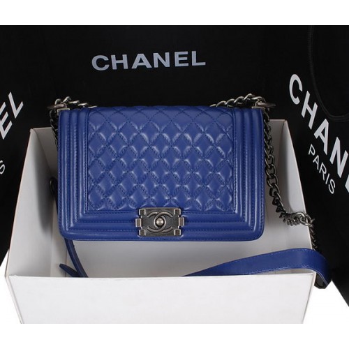 Bolso de hombro con solapa Chanel Boy en piel de oveja A67086 Azul