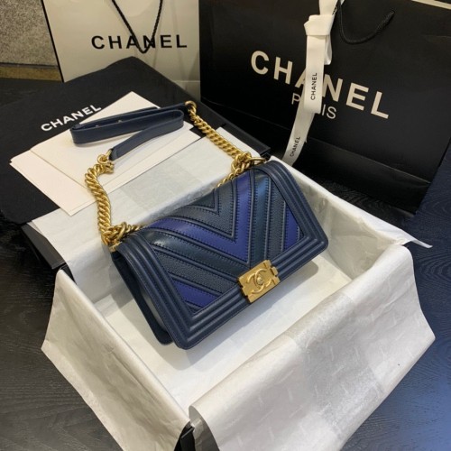 Chanel Boy Flap Bolsos de hombro Chevron Piel de becerro A67086 Azul y negro