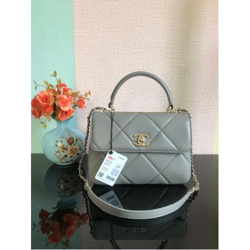 Bolso con solapa y asa superior de piel de cordero original CC de Chanel A92236 gris claro y metal dorado