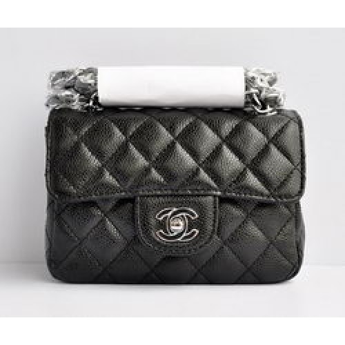 Bolso con solapa acolchado con cadena plateada de caviar negro clásico de Chanel