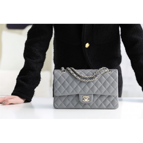 Bolso clásico Chanel Piel de becerro granulada metal plateado A1112 gris