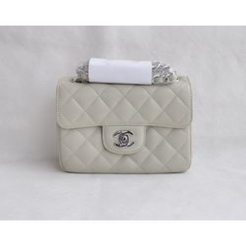 Bolso con solapa acolchada con cadena plateada de piel de cordero blanca de Chanel Classic Rice 1115