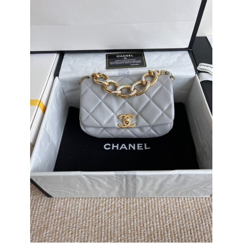 Chanel BOLSO CON SOLAPA Piel de cordero Metal dorado AS3375 gris