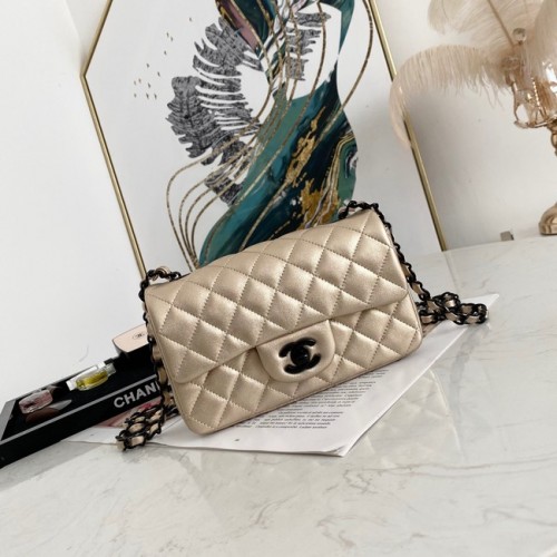 Bolso de hombro con solapa de piel de cordero Chanel 1116 oro