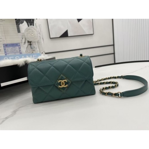 Bolso de hombro con solapa de piel de cordero Chanel AS2556 verde