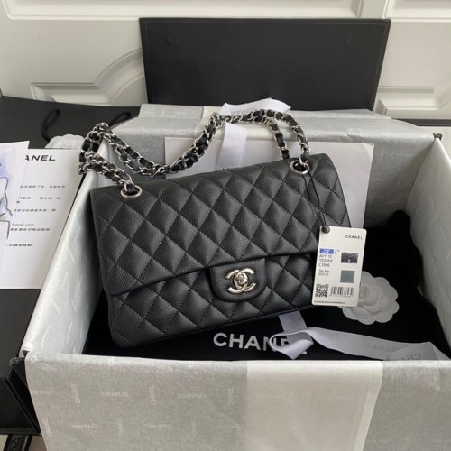 Bolso de hombro con solapa Chanel Piel de becerro granulada A01112 Metal en tono plateado negro