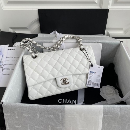 Bolso de hombro con solapa Chanel Cuero de caviar granulado A01112 Metal en tono plateado blanco