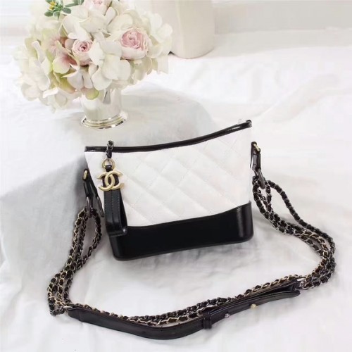 Bolso de hombro Chanel Gabrielle de piel de becerro 8122A Blanco