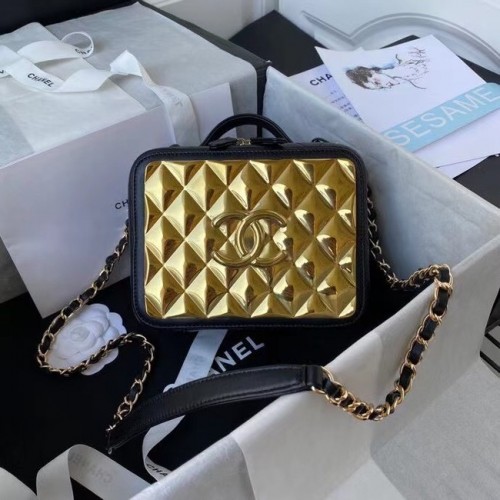 Bolso cosmético Chanel de piel de cordero con cristales de piel de becerro en tono dorado AS2900 negro
