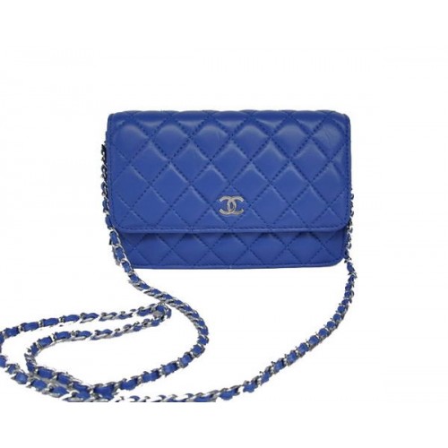 Bolso con solapa de piel de cordero Chanel A33814 azul con herrajes plateados
