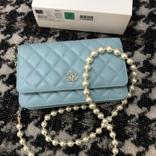 Bolso de hombro con solapa de piel de cordero Chanel CC33814 azul claro