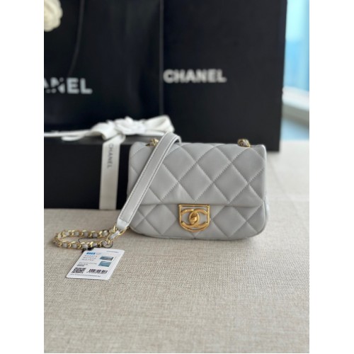 BOLSO MINI CON SOLAPA Chanel Piel de cordero metal dorado AS3473 gris