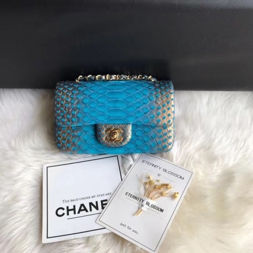 Chanel Minibolso con solapa Pitón Metal dorado A69900 azul y dorado