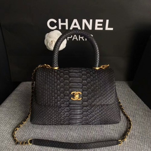 Bolso tote de piel de pitón original de Chanel 8119E