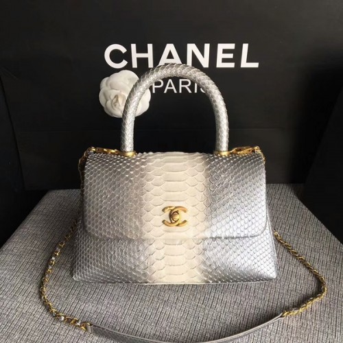 Bolso tote de piel de pitón original de Chanel 8119F