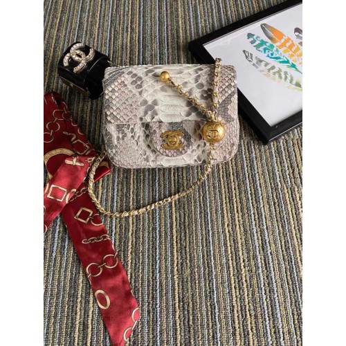 Chanel Original Bolso pequeño con solapa de piel de serpiente AS1115 gris claro