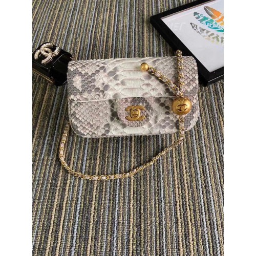Bolso pequeño con solapa de piel de serpiente Original Chanel AS1116 gris claro