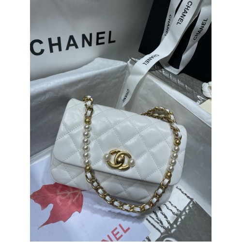 Chanel BOLSO PEQUEÑO CON SOLAPA Piel de ternera Perlas de imitación metal dorado AS3000 blanco