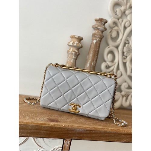 Chanel BOLSO PEQUEÑO CON SOLAPA Piel de cordero Metal dorado AS3367 gris claro