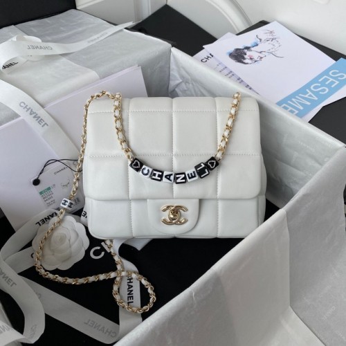 Chanel BOLSO PEQUEÑO CON SOLAPA Piel de cordero Resina Metal dorado AS3331 blanco