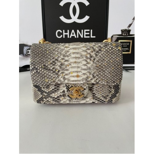 Chanel BOLSO PEQUEÑO CON SOLAPA Piel de serpiente Metal dorado AS3214 gris